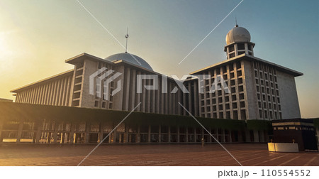 ジャカルタにある夕方のイスティクラル・モスク ジャカルタにある夕方のイスティクラル・モスク 110554552