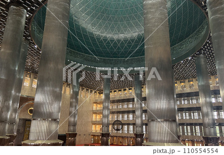 イスティクラルモスクの中の風景 イスティクラルモスクの中の風景 110554554