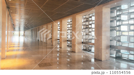 イスティクラルモスクの綺麗な通路 110554556