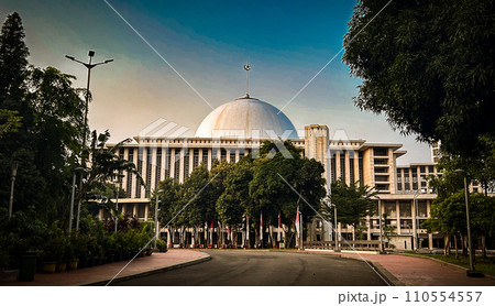 インドネシアのジャカルタの神聖なイスティクラルモスク 110554557