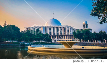 イスティクラルモスクと噴水と自然 110554615