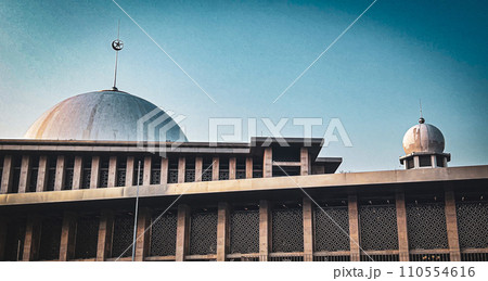 インドネシアのジャカルタのイスティクラルモスクのドームと空 110554616