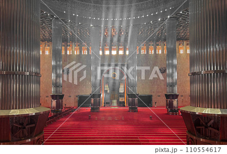 インドネシアの神聖なイスティクラルモスクの屋内 インドネシアの神聖なイスティクラルモスクの屋内 110554617