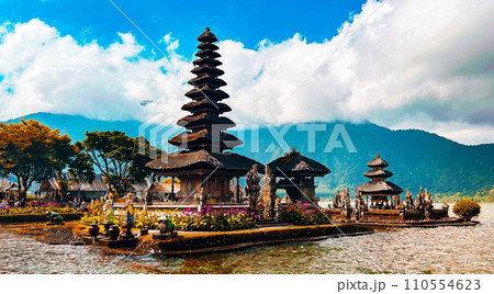 ウルン・ダヌ・ブラタン寺院の綺麗な景色 110554623