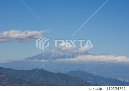 青空と白い雲と冠雪した富士山　日本平 110554761