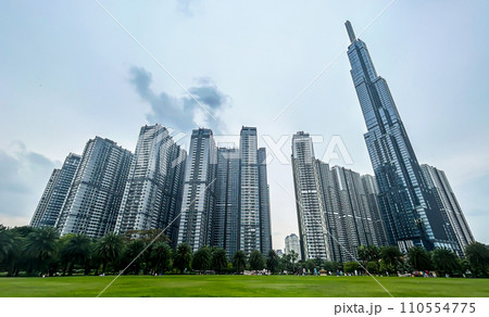 ビンホームズセントラルパークと高層ビル群 ビンホームズセントラルパークと高層ビル群 110554775