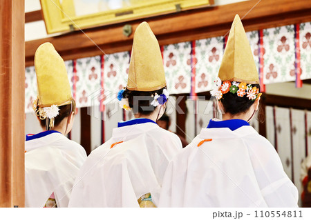 えべっさん　大阪今宮戎神社　商売繁盛の神様　十日戎の風景　福娘と神事　イメージ素材 110554811