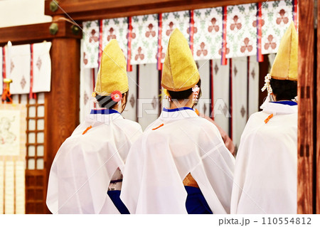 えべっさん　大阪今宮戎神社　商売繁盛の神様　十日戎の風景　福娘と神事　イメージ素材 110554812