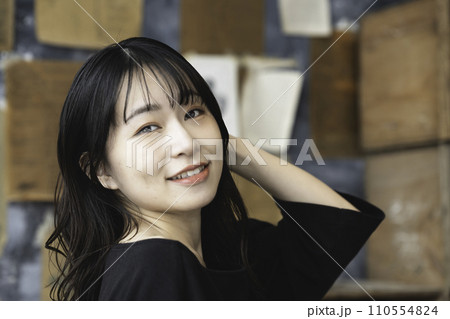 書斎でくつろぐ若い女性 110554824