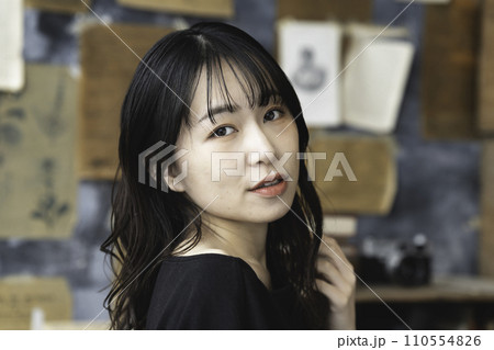 書斎でくつろぐ若い女性 書斎でくつろぐ若い女性 110554826