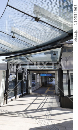 東京臨海新交通臨海線（ゆりかもめ）の竹芝駅の出入口 110554968
