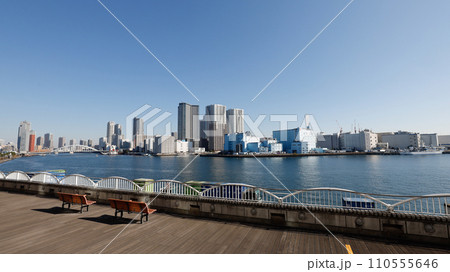 竹芝デッキ（東京都港区）から見た築地大橋と勝どきの高層マンション群 110555646
