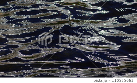 青地に抽象的で不規則な模様 110555663