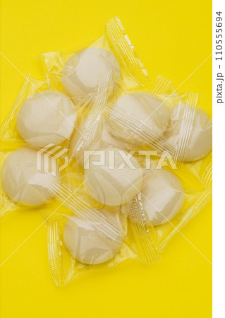 個包装された丸餅 110555694