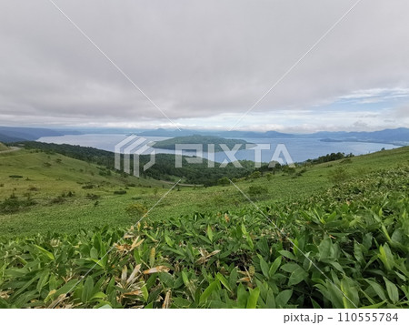 道東 美幌峠より望む屈斜路湖 110555784