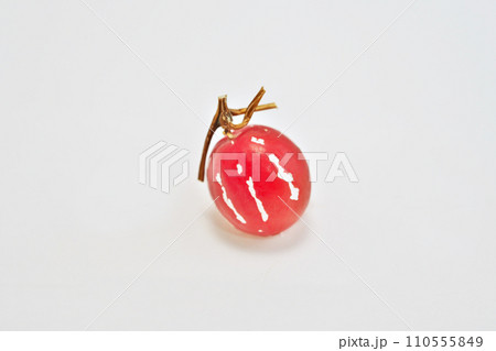 冬の赤色のオキナワスズメウリの実（冬、一月） 110555849