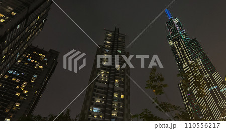 ランドマーク81と高層ビル群 夜 110556217