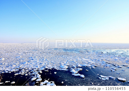 冬の北海道オホーツク海の流氷 冬の北海道オホーツク海の流氷 110556455