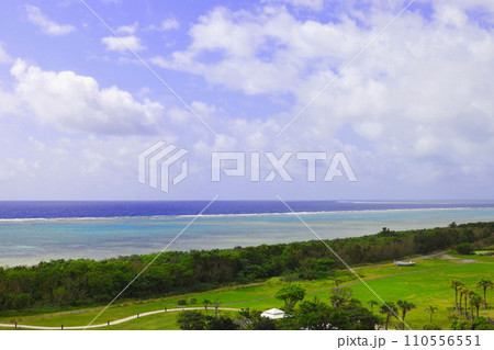 石垣島のANA石垣リゾートから見えるマエサトビーチ 110556551