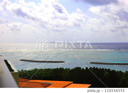 石垣島のANA石垣リゾートから見えるマエサトビーチ 110556555