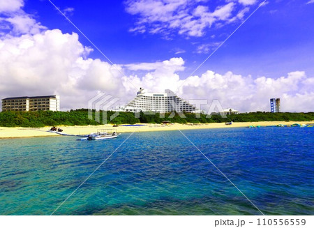 沖縄県石垣島のマエサトビーチの風景 110556559