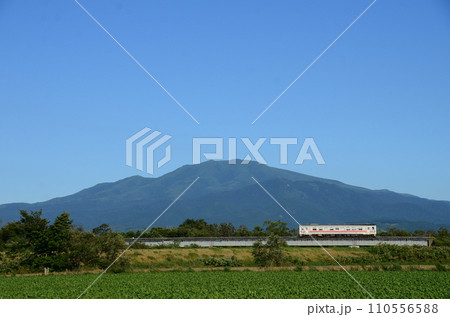 海別岳を横目に見ながら釧路駅を目指す釧網本線の普通列車 110556588