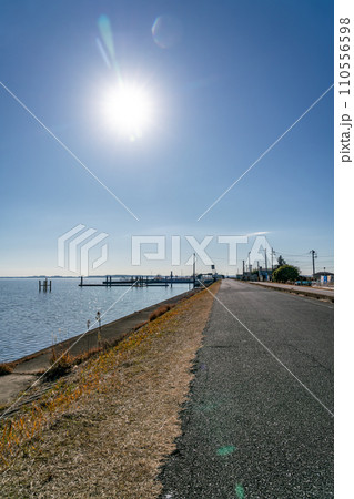 【茨城県】冬の青空と霞ヶ浦(1月) 【茨城県】冬の青空と霞ヶ浦(1月) 110556598