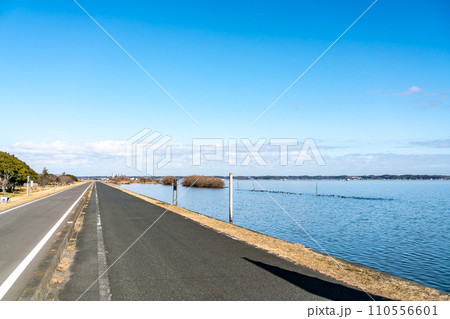【茨城県】冬の青空と霞ヶ浦（1月） 110556601