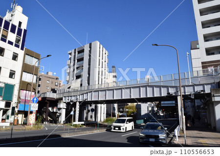 横浜市神奈川区 反町駅前の街並み 110556653