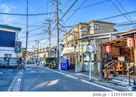 鎌倉市の都市風景 由比ヶ浜駅 鎌倉市の都市風景 由比ヶ浜駅 110556680