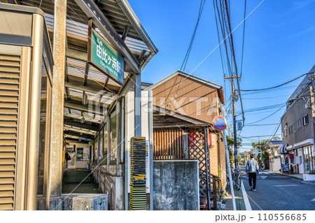 鎌倉市の都市風景 由比ヶ浜駅 鎌倉市の都市風景 由比ヶ浜駅 110556685