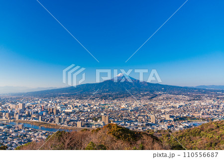 (静岡県)沼津の街並みと富士山 夕景 (静岡県)沼津の街並みと富士山 夕景 110556687