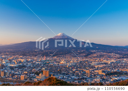 （静岡県）沼津の街並みと富士山　夕景 110556690