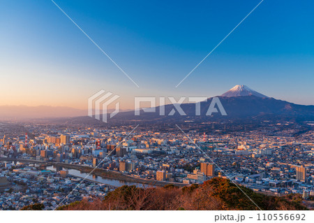 （静岡県）沼津の街並みと富士山　夕景 110556692