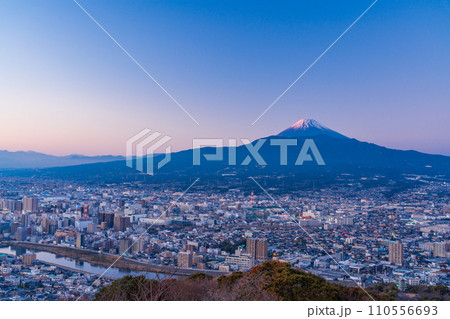 (静岡県)沼津の街並みと富士山 夕景 (静岡県)沼津の街並みと富士山 夕景 110556693