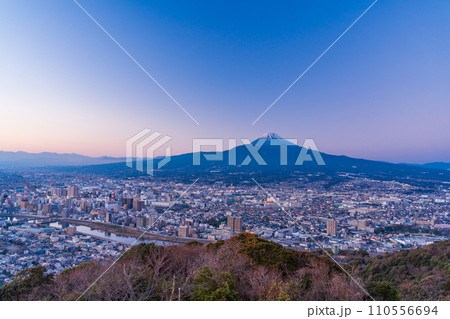 （静岡県）沼津の街並みと富士山　夕景 110556694