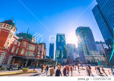 日本の東京都市景観 東京駅丸の内北口から東京駅赤レンガ駅舎などを望む…光と影…=令和6年1月14日 日本の東京都市景観 東京駅丸の内北口から東京駅赤レンガ駅舎などを望む…光と影…=令和6年1月14日 110556716