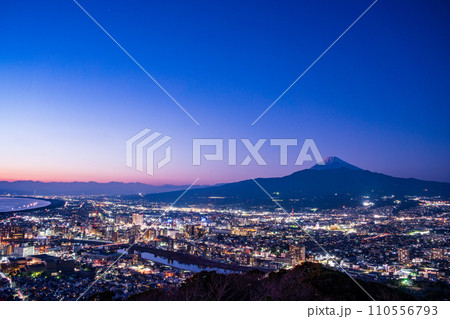 （静岡県）沼津の街灯りと富士山　夕景 110556793