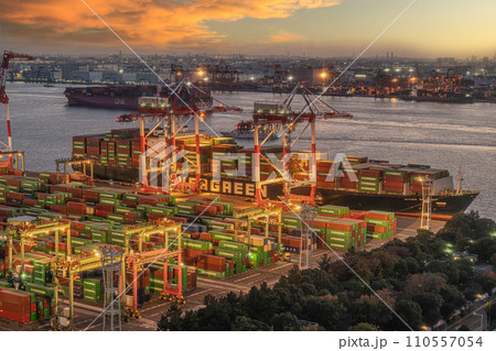 テレコムセンター展望台からの夜景 ガントリークレーン コンテナ船 テレコムセンター展望台からの夜景 ガントリークレーン コンテナ船 110557054