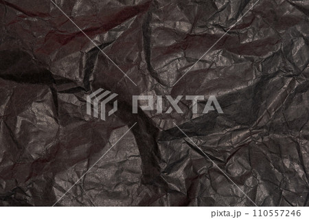 Black crumpled paper texture in low light background 110557246