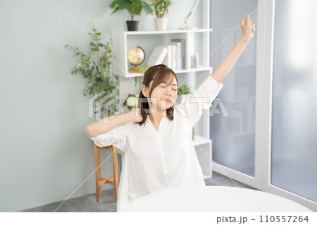 伸びストレッチをする女性 伸びストレッチをする女性 110557264
