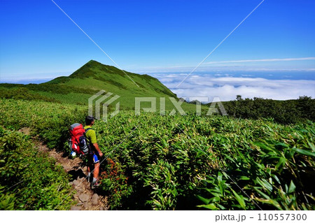 利尻山8合目から景色を眺める登山者 110557300