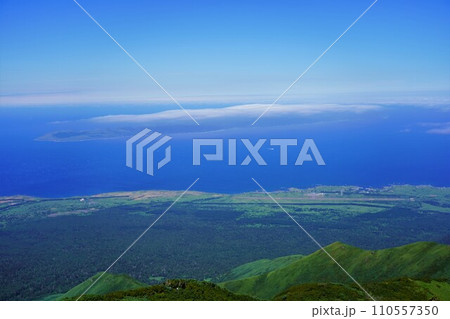利尻山8合目から見下ろす礼文島 利尻山8合目から見下ろす礼文島 110557350