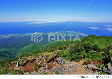利尻山8合目から見下ろす礼文島 利尻山8合目から見下ろす礼文島 110557351