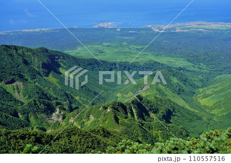 利尻山8合目からの沓形陵と沓形港 利尻山8合目からの沓形陵と沓形港 110557516