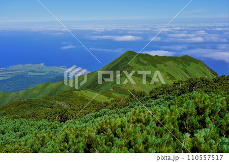 利尻山8合目からの長官山と北稜 利尻山8合目からの長官山と北稜 110557517