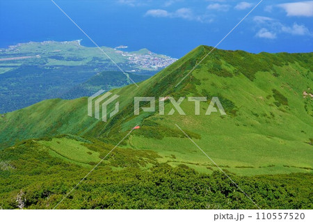 利尻山8合目からの長官山と北稜 利尻山8合目からの長官山と北稜 110557520
