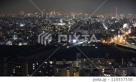 川崎市役所展望フロアから見た東京方面の夜景、東京タワーと東京スカイツリーなどが見える 川崎市役所展望フロアから見た東京方面の夜景、東京タワーと東京スカイツリーなどが見える 110557550