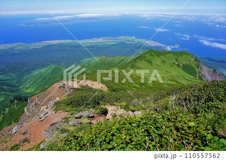 利尻山9合目から見下ろす長官山と北稜と礼文島 利尻山9合目から見下ろす長官山と北稜と礼文島 110557562
