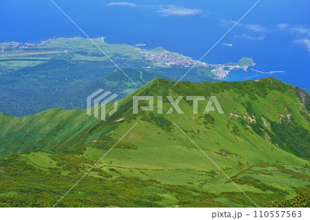 利尻山9合目から見下ろす長官山と北稜 利尻山9合目から見下ろす長官山と北稜 110557563